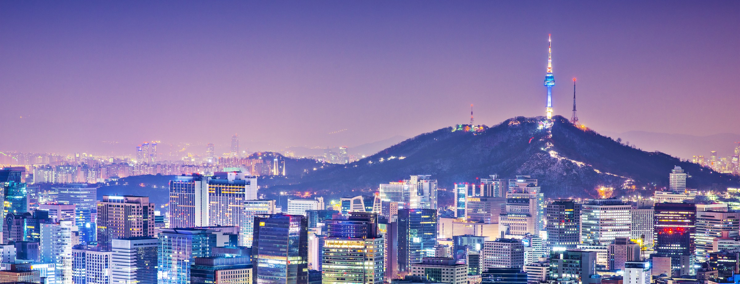 남산과 서울 도심 야경. 스트래티지샐러드가 한국 기업의 위기관리를 지원하는 무대