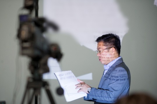 촬영 카메라 앞에서 인터뷰 실습을 진행하는 대표 컨설턴트, 스트래티지샐러드 미디어트레이닝